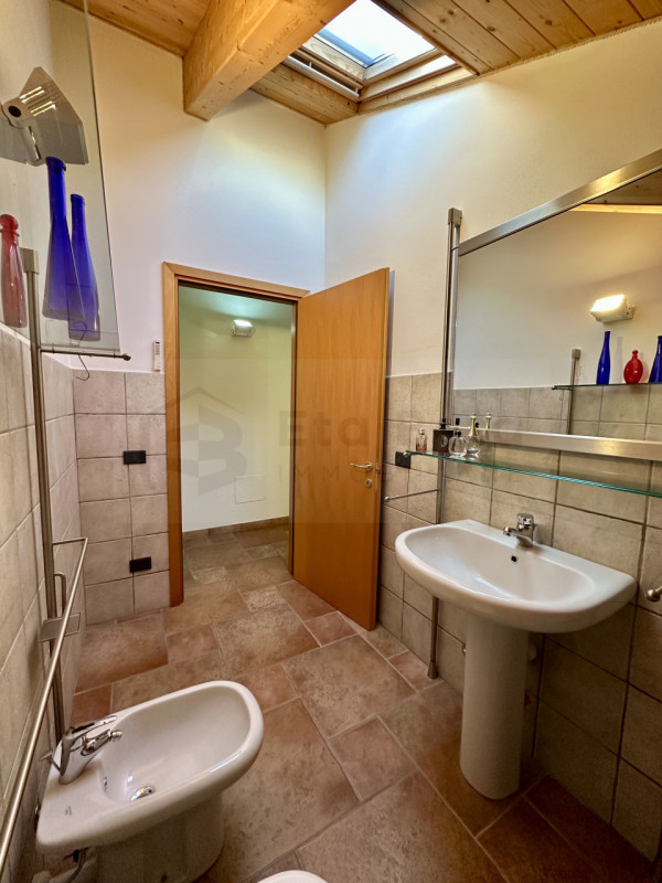 Nel cuore pulsante di Noventa Padovana, presentiamo in vendita un affascinante appartamento duple...