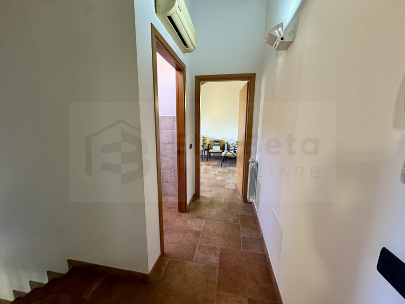 Nel cuore pulsante di Noventa Padovana, presentiamo in vendita un affascinante appartamento duple...