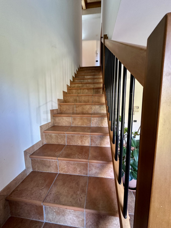 Nel cuore pulsante di Noventa Padovana, presentiamo in vendita un affascinante appartamento duple...