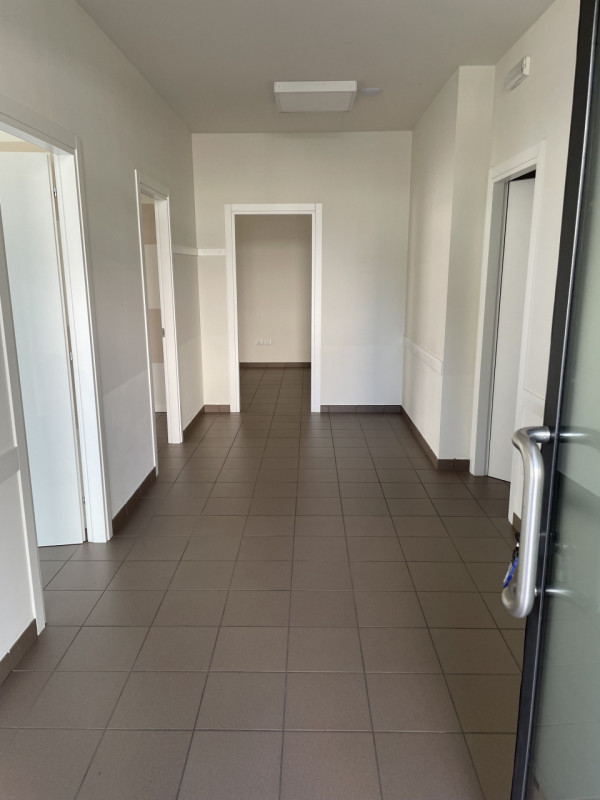 In posizione centrale e strategica nel cuore di Levà, frazione del comune di Montecchio Precalcin...