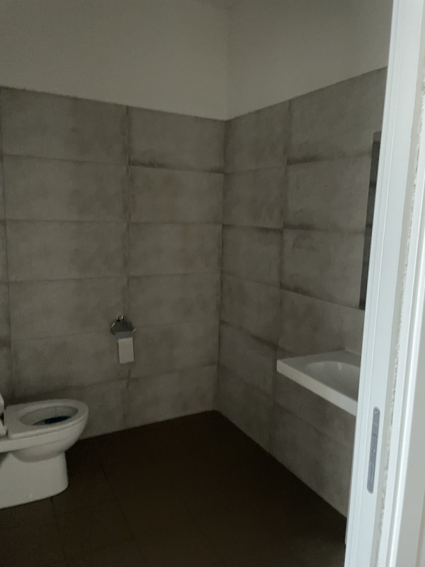 In posizione centrale e strategica nel cuore di Levà, frazione del comune di Montecchio Precalcin...