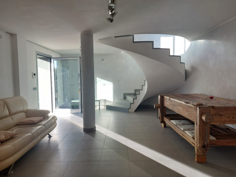 Rif. AT1100
Nella zona industriale di Teolo zona Selve vi proponiamo in affitto ufficio direziona...