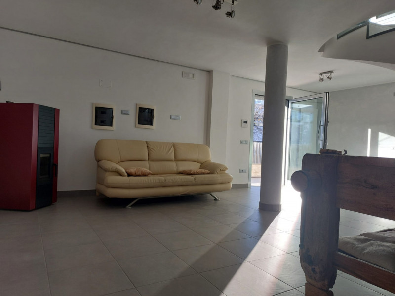 Rif. AT1100
Nella zona industriale di Teolo zona Selve vi proponiamo in affitto ufficio direziona...