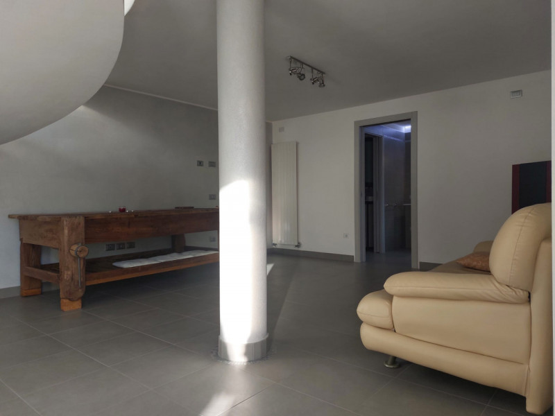 Rif. AT1100
Nella zona industriale di Teolo zona Selve vi proponiamo in affitto ufficio direziona...