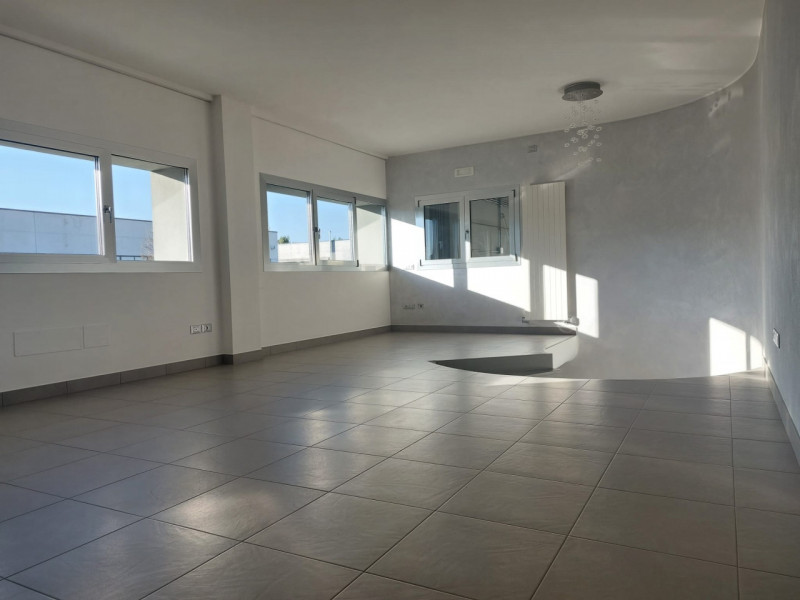 Rif. AT1100
Nella zona industriale di Teolo zona Selve vi proponiamo in affitto ufficio direziona...