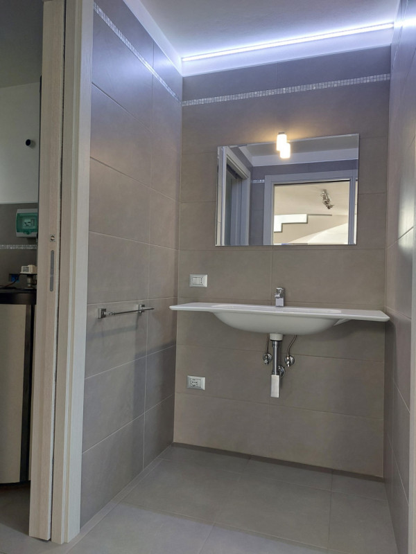 Rif. AT1100
Nella zona industriale di Teolo zona Selve vi proponiamo in affitto ufficio direziona...