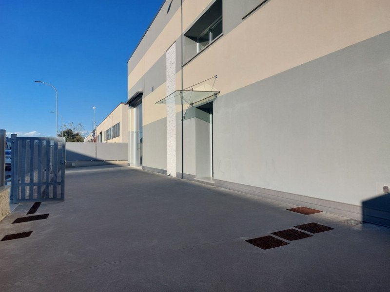 Rif. AT1100
Nella zona industriale di Teolo zona Selve vi proponiamo in affitto ufficio direziona...