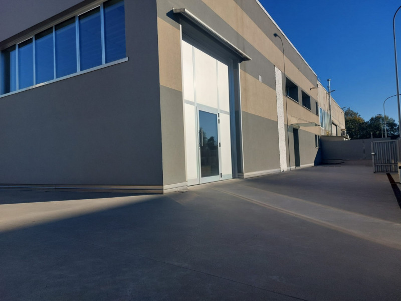 Rif. AT1100
Nella zona industriale di Teolo zona Selve vi proponiamo in affitto ufficio direziona...