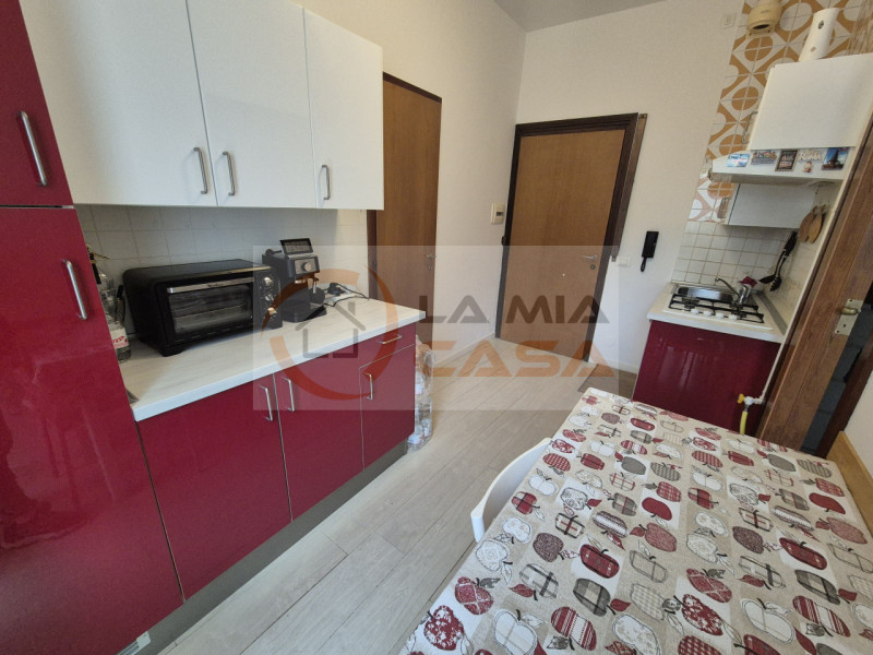 PADOVA - Zona ospedale. 
E' RICHIESTO UN CONTRATTO DI LOCAZIONE TRANSITORIO DI 12 MESI. SONO RICH...