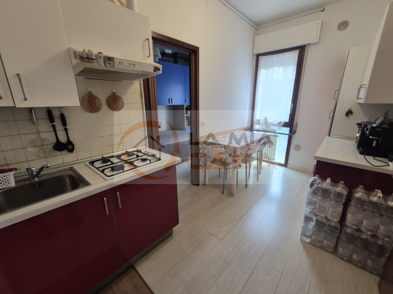 PADOVA - Zona ospedale. 
E' RICHIESTO UN CONTRATTO DI LOCAZIONE TRANSITORIO DI 12 MESI. SONO RICH...