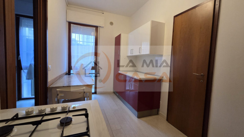 PADOVA - Zona ospedale. 
E' RICHIESTO UN CONTRATTO DI LOCAZIONE TRANSITORIO DI 12 MESI. SONO RICH...