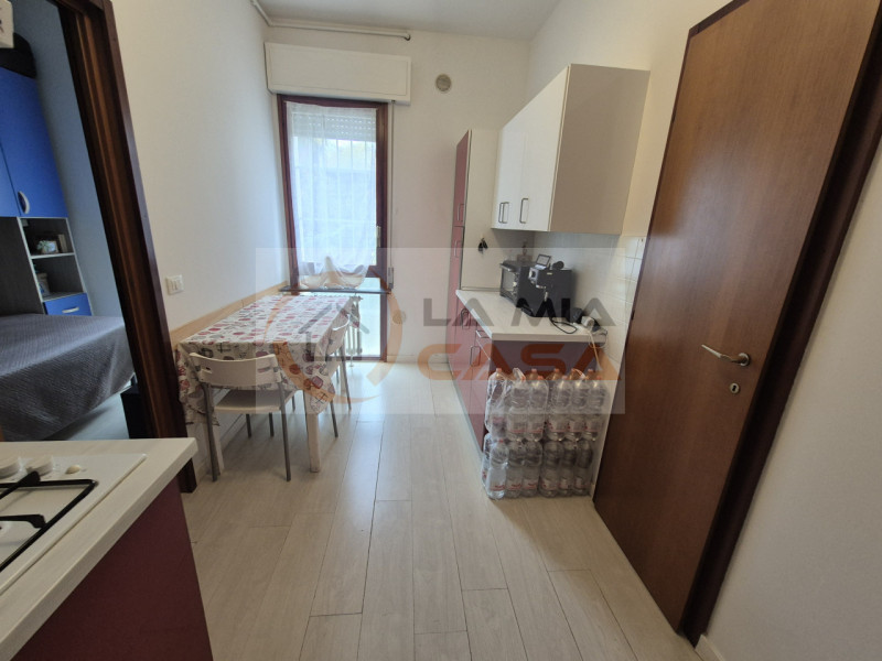 PADOVA - Zona ospedale. 
E' RICHIESTO UN CONTRATTO DI LOCAZIONE TRANSITORIO DI 12 MESI. SONO RICH...