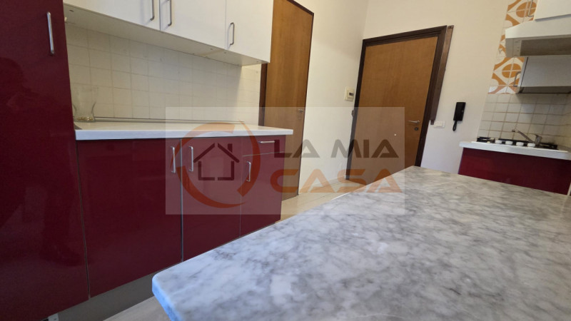 PADOVA - Zona ospedale. 
E' RICHIESTO UN CONTRATTO DI LOCAZIONE TRANSITORIO DI 12 MESI. SONO RICH...