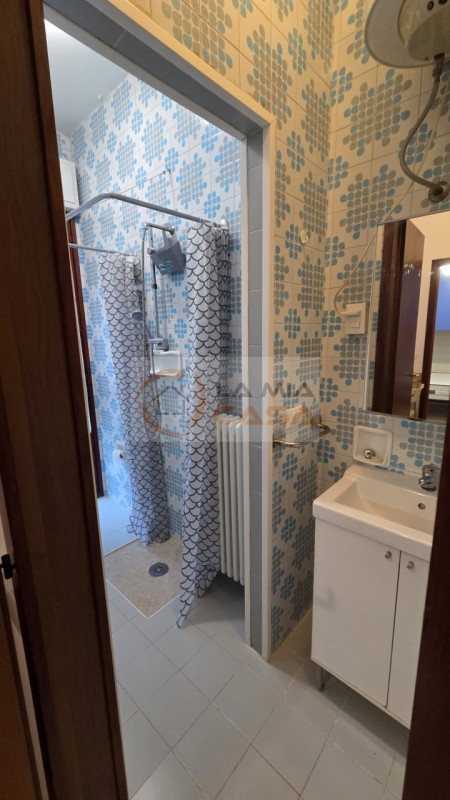 PADOVA - Zona ospedale. 
E' RICHIESTO UN CONTRATTO DI LOCAZIONE TRANSITORIO DI 12 MESI. SONO RICH...