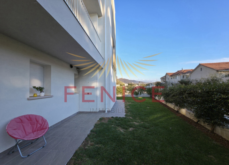 Cerchi un appartamento moderno, spazioso e con un grande giardino privato, difficile da trovare s...