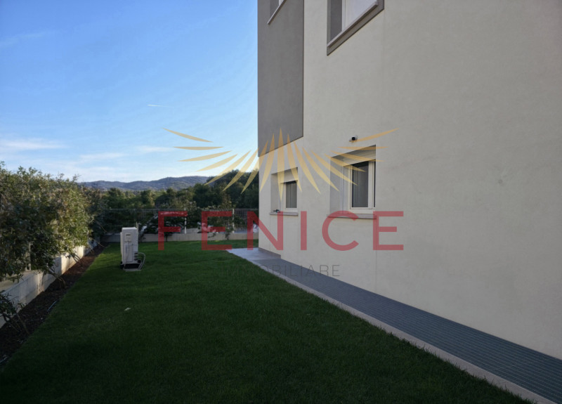 Cerchi un appartamento moderno, spazioso e con un grande giardino privato, difficile da trovare s...