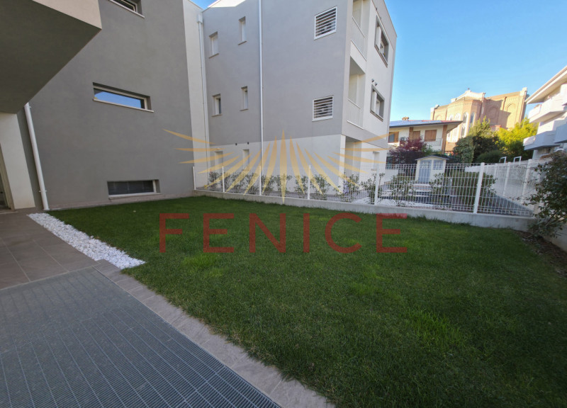 Cerchi un appartamento moderno, spazioso e con un grande giardino privato, difficile da trovare s...