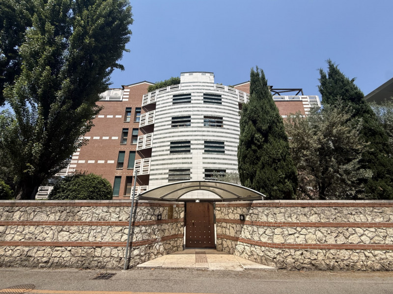 SAN BORTOLO

In un contesto residenziale tranquillo, curato e ben abitato, proponiamo un elegante...