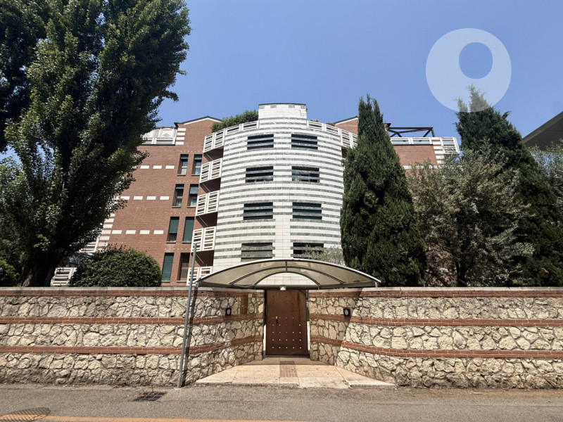 SAN BORTOLO

In un contesto residenziale tranquillo, curato e ben abitato, proponiamo un elegante...