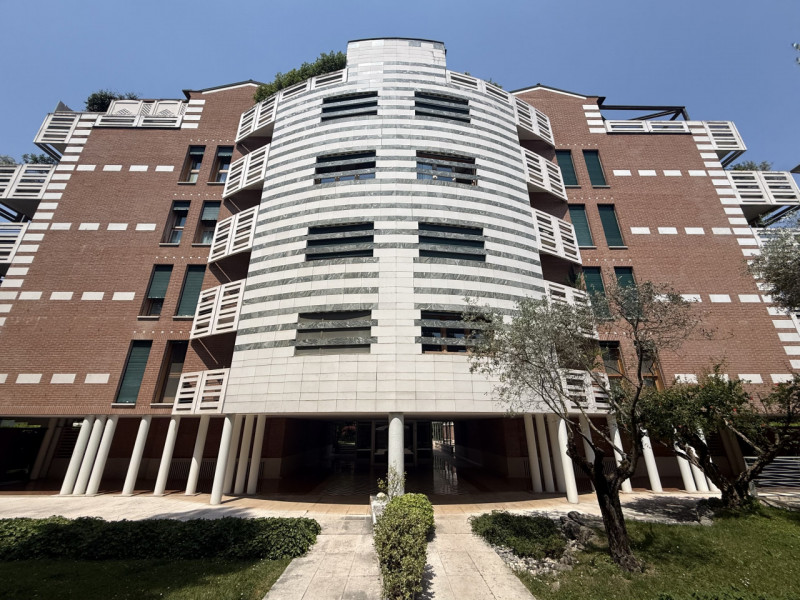 SAN BORTOLO

In un contesto residenziale tranquillo, curato e ben abitato, proponiamo un elegante...