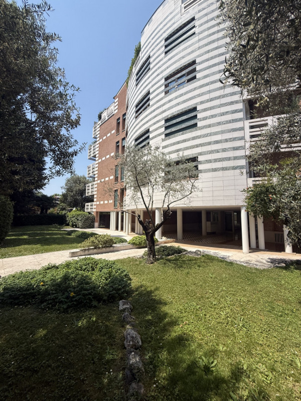 SAN BORTOLO

In un contesto residenziale tranquillo, curato e ben abitato, proponiamo un elegante...