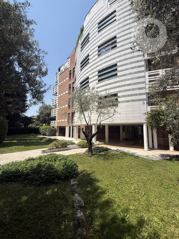 SAN BORTOLO

In un contesto residenziale tranquillo, curato e ben abitato, proponiamo un elegante...