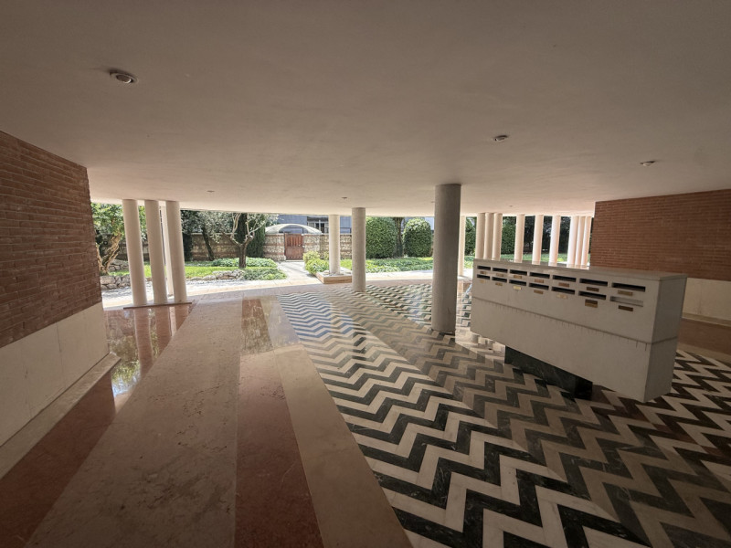 SAN BORTOLO

In un contesto residenziale tranquillo, curato e ben abitato, proponiamo un elegante...