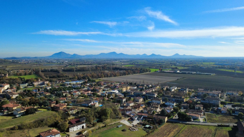 In posizione collinare proponiamo un bel lotto di terreno di circa mq. 4.000 con possibilità edif...