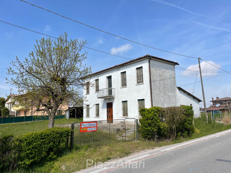 Vendesi in prima periferia a Sant'Angelo di Piove di Sacco casa singola con annesso rustico e gia...