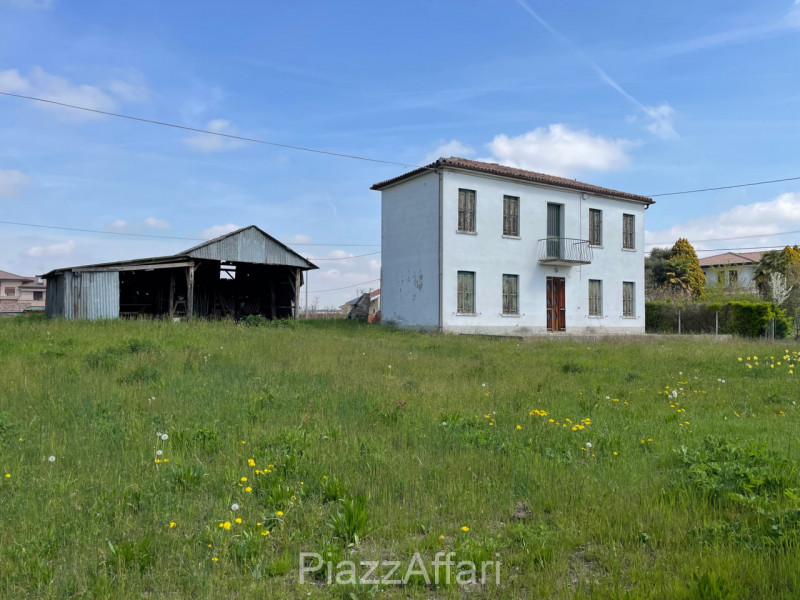 Vendesi in prima periferia a Sant'Angelo di Piove di Sacco casa singola con annesso rustico e gia...