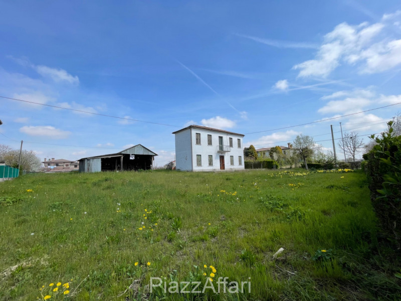 Vendesi in prima periferia a Sant'Angelo di Piove di Sacco casa singola con annesso rustico e gia...