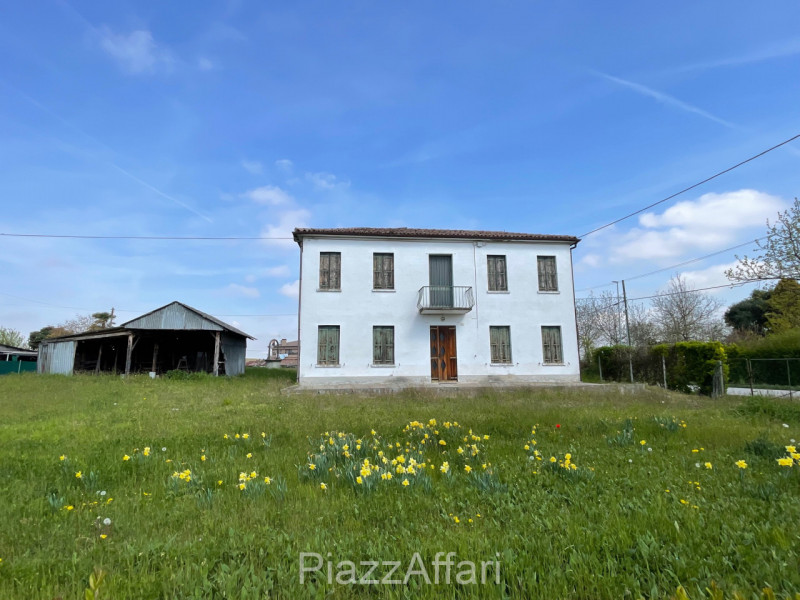 Vendesi in prima periferia a Sant'Angelo di Piove di Sacco casa singola con annesso rustico e gia...