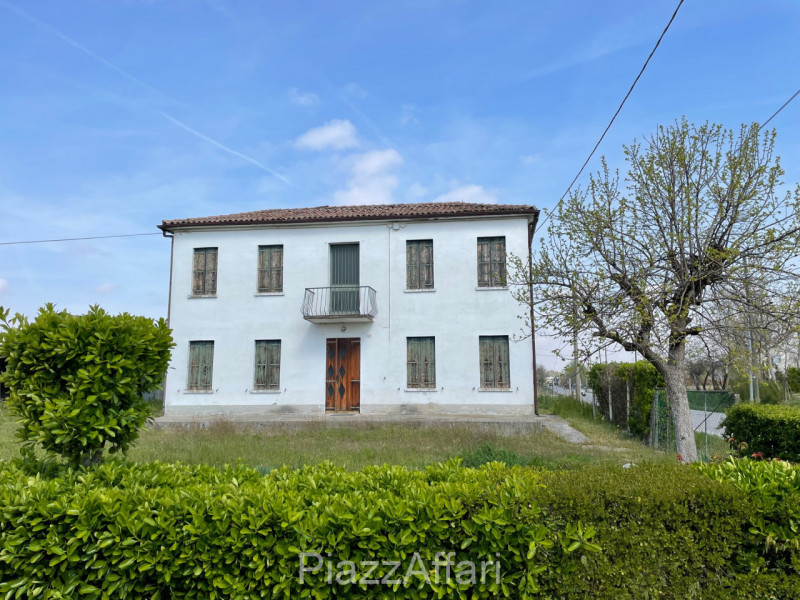 Vendesi in prima periferia a Sant'Angelo di Piove di Sacco casa singola con annesso rustico e gia...