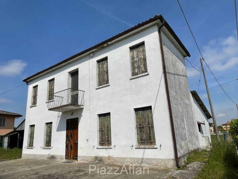 Vendesi in prima periferia a Sant'Angelo di Piove di Sacco casa singola con annesso rustico e gia...
