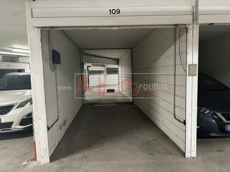 CENTRO - SANTA SOFIA: Garage singolo + Posto auto-moto coperto al piano interrato; inserito in co...