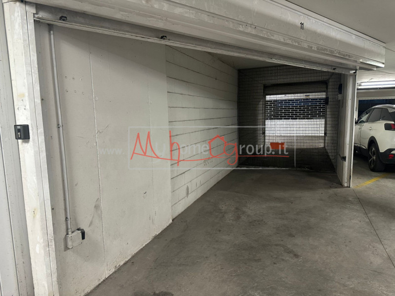 CENTRO - SANTA SOFIA: Garage singolo + Posto auto-moto coperto al piano interrato; inserito in co...