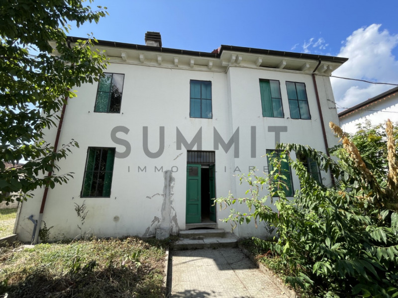 SCHIO - Quartiere Rossi: Affascinante Casa d'Epoca indipendente su 2 livelli. Cl. En. G IPE 175,0...