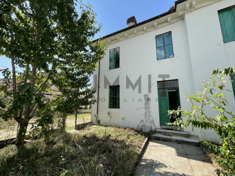 SCHIO - Quartiere Rossi: Affascinante Casa d'Epoca indipendente su 2 livelli. Cl. En. G IPE 175,0...