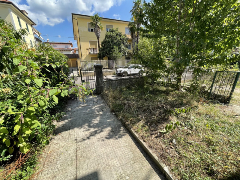 SCHIO - Quartiere Rossi: Affascinante Casa d'Epoca indipendente su 2 livelli. Cl. En. G IPE 175,0...