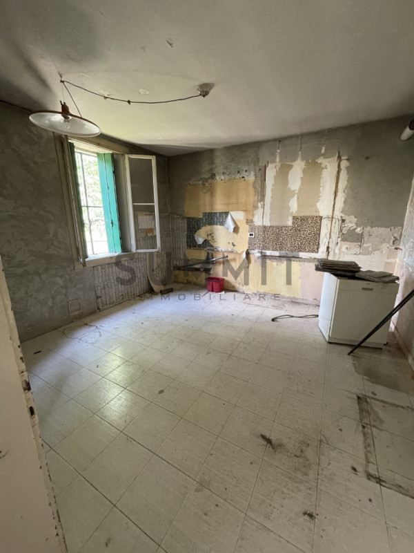 SCHIO - Quartiere Rossi: Affascinante Casa d'Epoca indipendente su 2 livelli. Cl. En. G IPE 175,0...