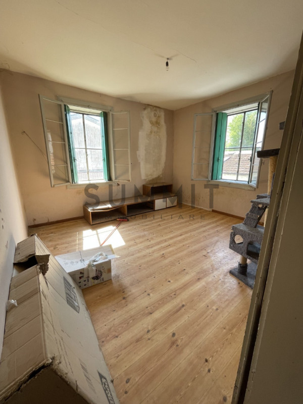 SCHIO - Quartiere Rossi: Affascinante Casa d'Epoca indipendente su 2 livelli. Cl. En. G IPE 175,0...