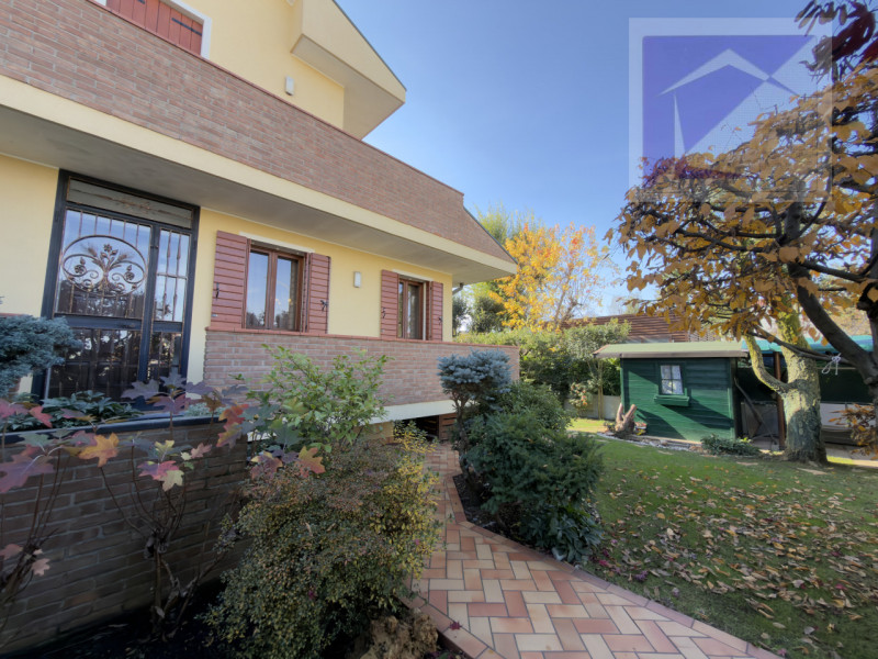 Borgoricco – In posizione centrale e privilegiata, proponiamo in vendita un’elegante e moderna vi...