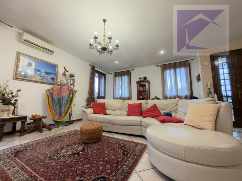 Borgoricco – In posizione centrale e privilegiata, proponiamo in vendita un’elegante e moderna vi...