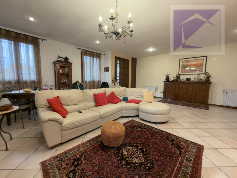 Borgoricco – In posizione centrale e privilegiata, proponiamo in vendita un’elegante e moderna vi...