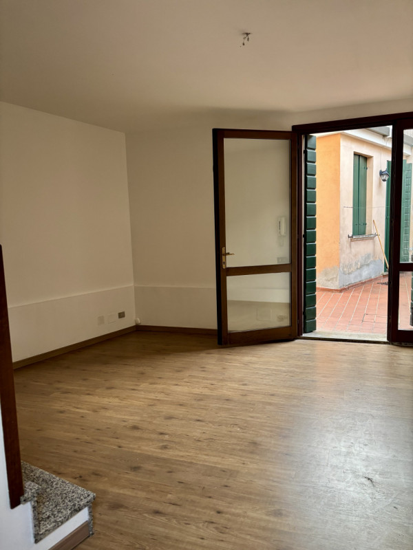 Ponte di Brenta, Via Ceron, in tranquillo contesto condominiale, proponiamo una soluzione abitati...