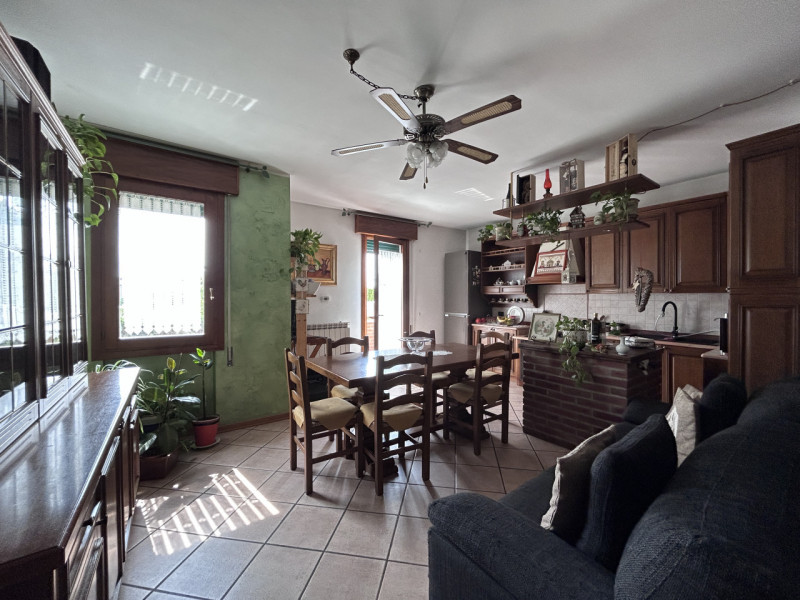 TAGGI DI SOPRA RECENTE PORZIONE DI TESTA DI VILLETTA DISPOSTA SU PIU LIVELLI ,CON INGRESSO SALONE...