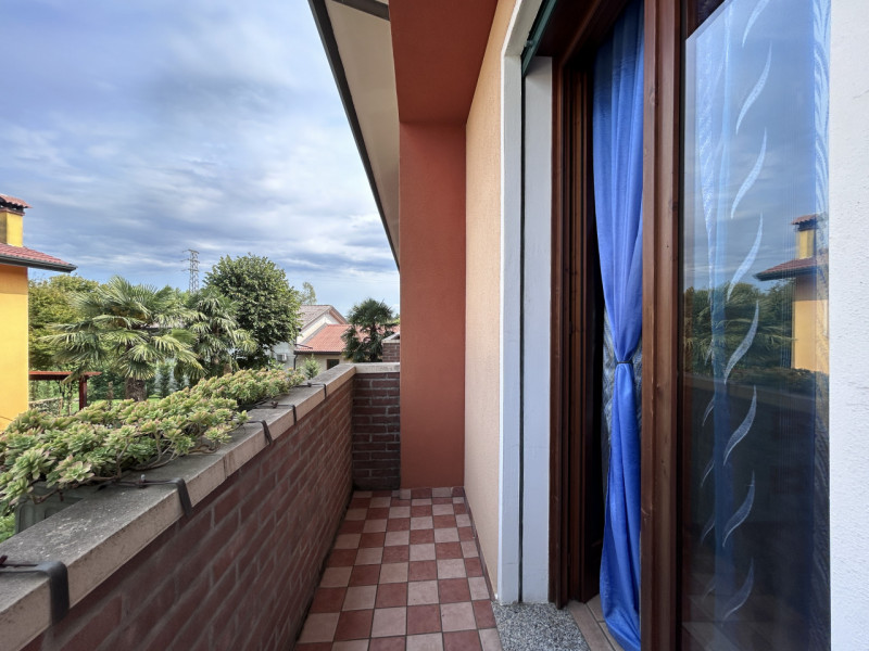 TAGGI DI SOPRA RECENTE PORZIONE DI TESTA DI VILLETTA DISPOSTA SU PIU LIVELLI ,CON INGRESSO SALONE...