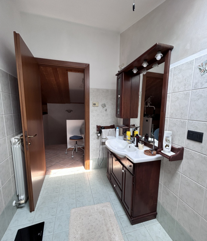 TAGGI DI SOPRA RECENTE PORZIONE DI TESTA DI VILLETTA DISPOSTA SU PIU LIVELLI ,CON INGRESSO SALONE...