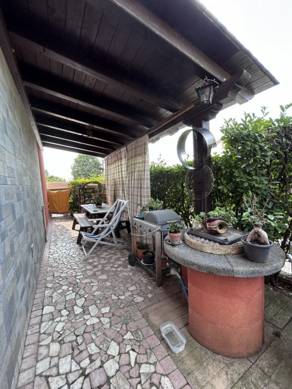 TAGGI DI SOPRA RECENTE PORZIONE DI TESTA DI VILLETTA DISPOSTA SU PIU LIVELLI ,CON INGRESSO SALONE...