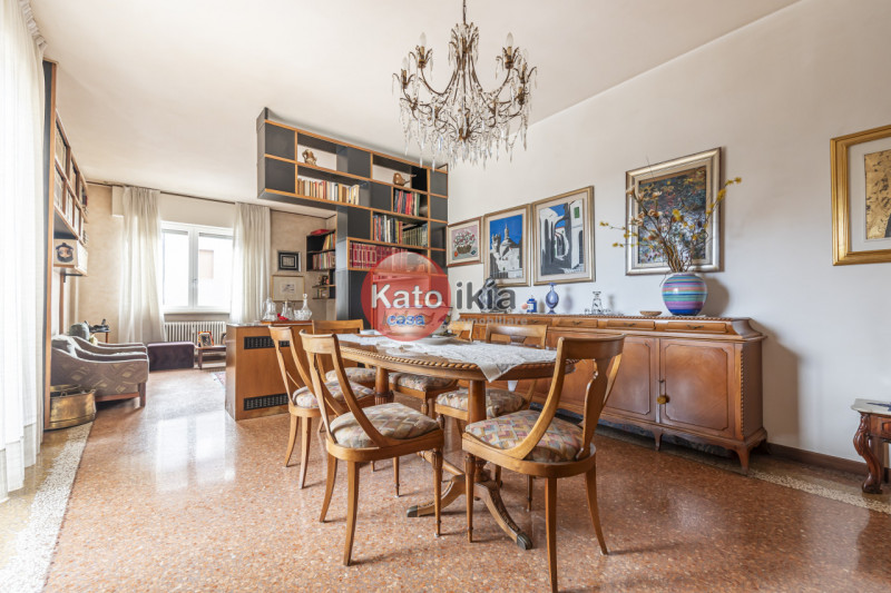 Nel prestigioso quartiere Sant’Andrea a Vicenza, proponiamo in vendita ampio e luminoso appartame...